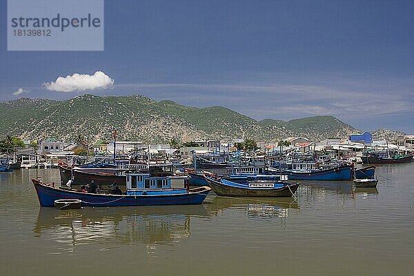 Fischerboote im Hafen  Ca Na  Vietnam  Asien