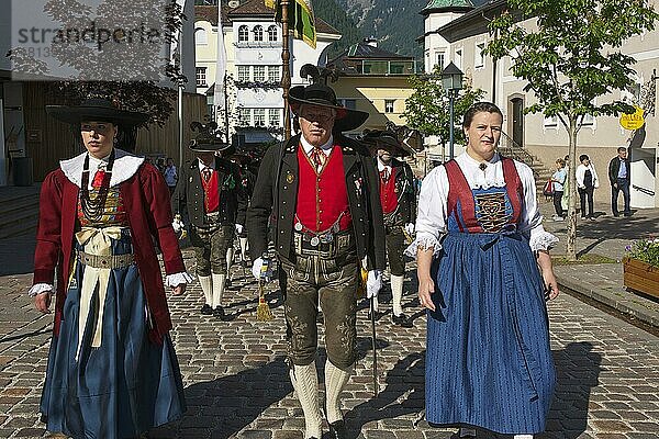 Trachtler in St. Ulrich  Grödnertal  Dolomiten  Trentino Südtirol  Italien  Europa