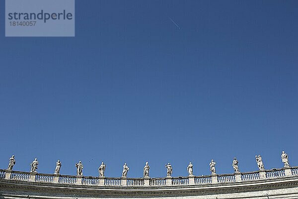 Berninis Kolonnade an der Piazza St. Peter  Vatikan  Rom