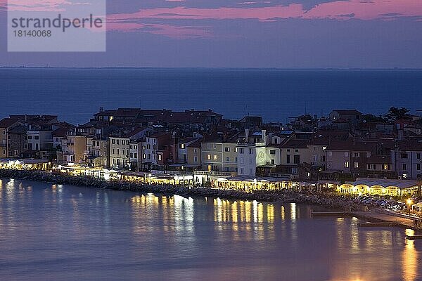 Blick Piran bei Nacht  Adria  Slowenien  Europa