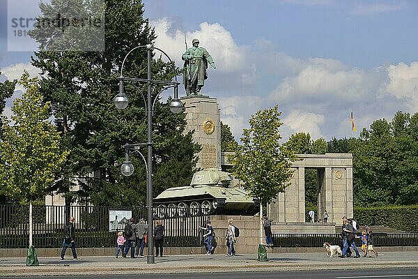Sowjetisches Ehrenmal  Straße des 17. Juni  Tiergarten  Berlin  Deutschland  Europa