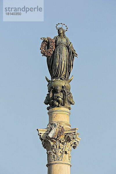 Hoch über der Piazza Mignanelli  gleich rechts von der berühmten Spanischen Treppe  erhebt sich die Colonna dell'Immacolata  eine antike römische Säule mit einer Statue der Jungfrau Maria auf der Spitze