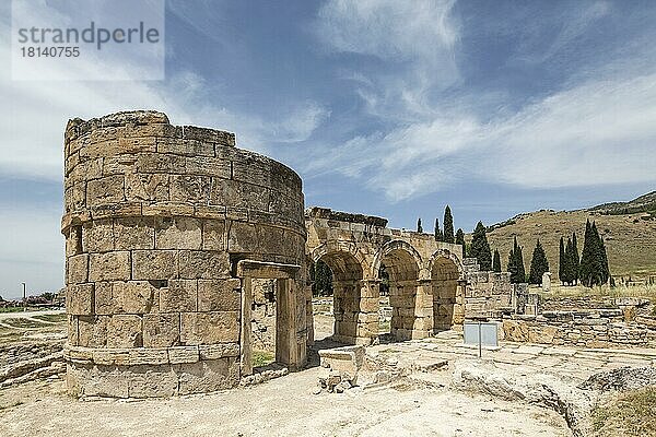 Das Fortinus-Tor in Hierapolis  Denizli  Türkei. Hierapolis war eine antike griechisch-römische Stadt in Phrygien
