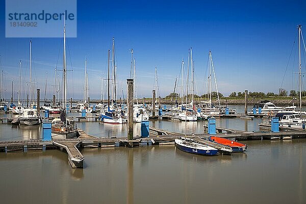 Segelboote im Hafen von Bensersiel  Ostfriesland  Niedersachsen  Deutschland  Europa