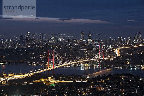 Bosporus und Brücke bei Nacht  Istanbul  Türkei  Asien