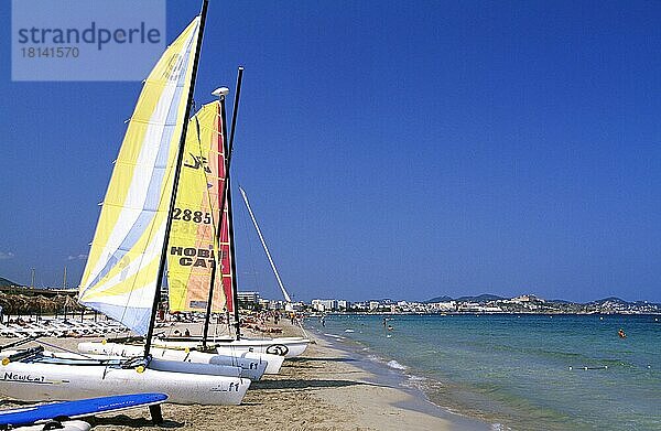 Katamarane an der Playa d'en Bossa  Ibiza  Balearische Inseln  Spanien  Europa