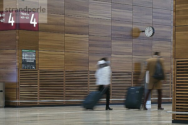 Deutschland  Berlin  25. 11. 2020  BER  Personen  Terminal 1  Europa