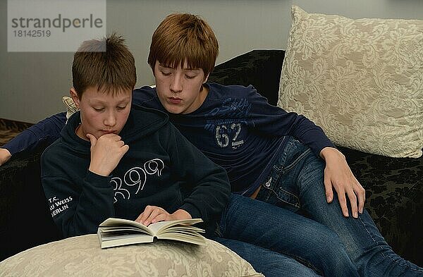 Jungen lesen Buch