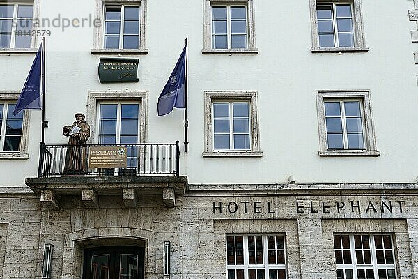 Hotel Elephant mit Figur Dr. Martin Luther  Fünf-Sterne-Hotel  Weimar  Thüringen  Deutschland  Europa