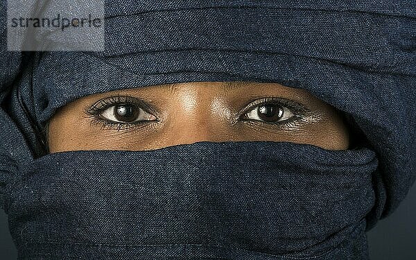 Tuareg-Mädchen  Targie trägt Chech