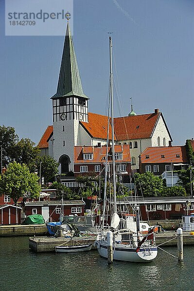 Segelschiff im Hafen  Kirche St. Nicolai  Ronne  Bornholm  Dänemark  Europa