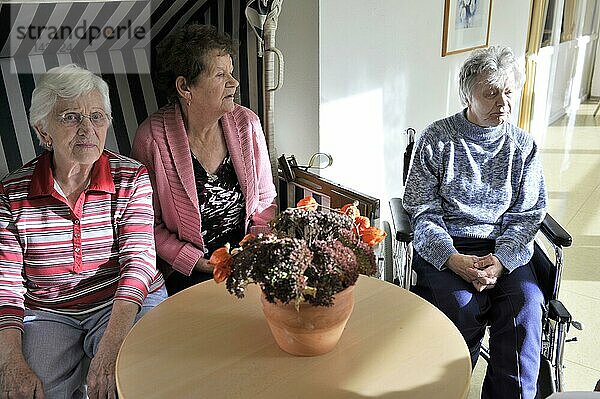 Vorbildliche Betreuung in Altenheimen  wie hier im Seniorenzentrum der Arbeiterwohlfahrt (AWO)  ist nicht überall anzutreffen. Die freundliche Zuneigung des Personals und die gut gestalteten lichtdurchfluteten Raeume schaffen eine angenehme Atmosphaere fuer die Senioren.  Deutschland  Europa