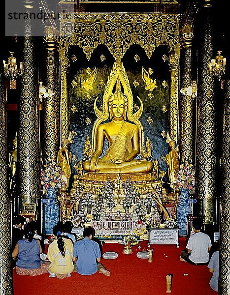 Buddha-Statue  Gebetsraum  Kloster Wat Yai  Pitsanulok  Thailand  Asien