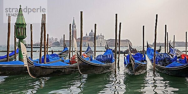 Gondeln  Canale Grande  Venedig  Venetien  Italien  Europa