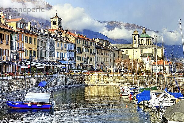 Uferpromenade und Hafen  Cannobio  Verbania  Piemont  Italien  Europa