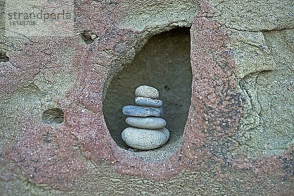 Gestapelte Steine  in Felswand  Steinstapel