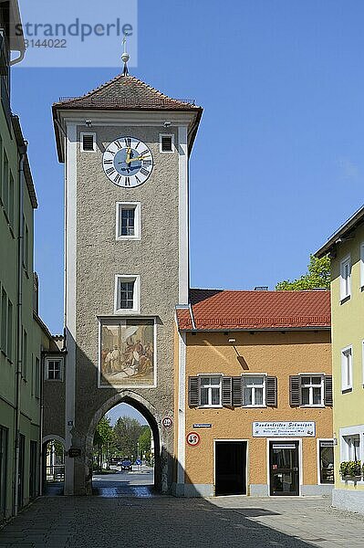 Kelheim an der Donau  Mittertor in der Altstadt  April  Kelheim  Altmühltal  Franken  Bayern  Deutschland  Europa