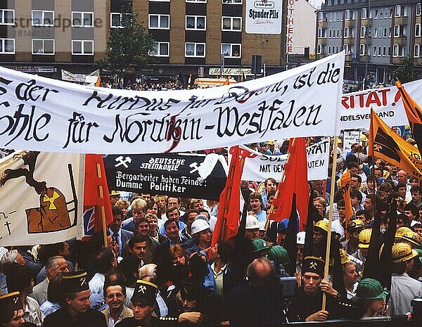 Energie) am 24. 10. 1987  Lünen. Tausende Bergleute bei einer Demonstration der IGBE Industriegewerkschaft Bergbau