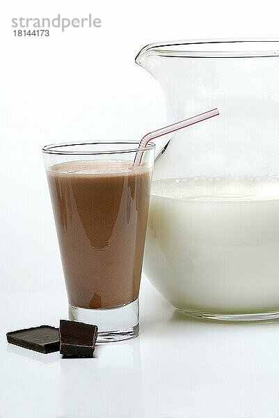 Kakao  Glas Trinkschokolade mit Trinkhalm  Krug mit Milch  Kakaogetränk  Milchprodukte  Schokolade  Schokoladenstücke