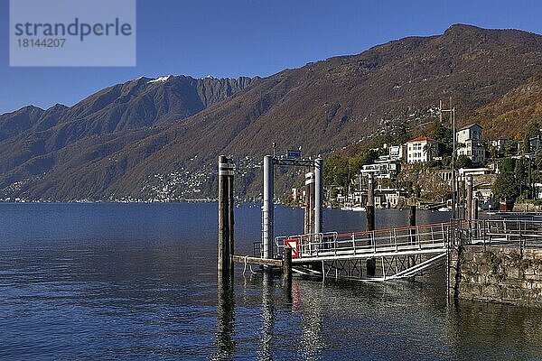 Seebrücke und Blick auf Monte Verita  Ascona  Lago Maggiore  Tessin  Ticino  Langensee  Seebrücke  Bootsanleger  Schweiz  Europa