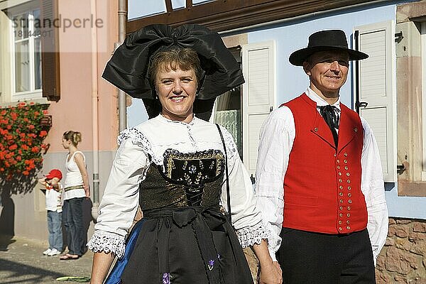 Trachtler beim Sauerkrautfest in Krautergersheim an der Sauerkrautstraße  Elsass  Frankreich  Europa