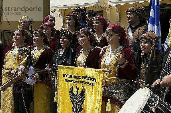 Menschen in Tracht bei Fest in Kerkira  Korfu Stadt  Korfu  Ionische Inseln  Griechenland  Europa