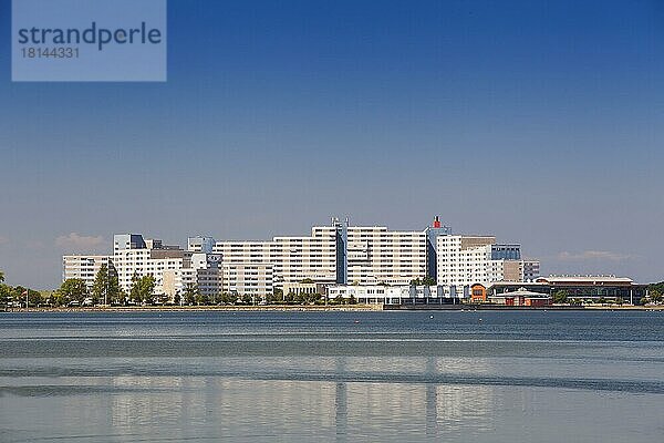 Blick über Binnensee auf Hotelanlage  Heiligenhafen  Schleswig-Holstein  Deutschland  Europa
