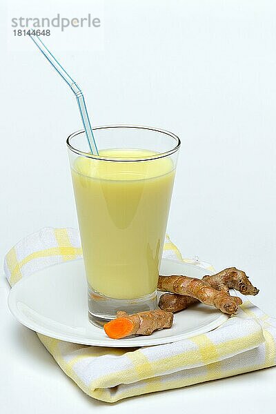 Kurkuma-Milch (Curcuma longa) in Glas  Kurkuma-Wurzel