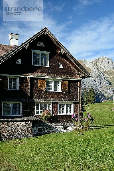 Bauernhaus mit Holzschindeln  bei Wildhaus  Toggenburg  Kanton St. Gallen  Schweiz  Europa