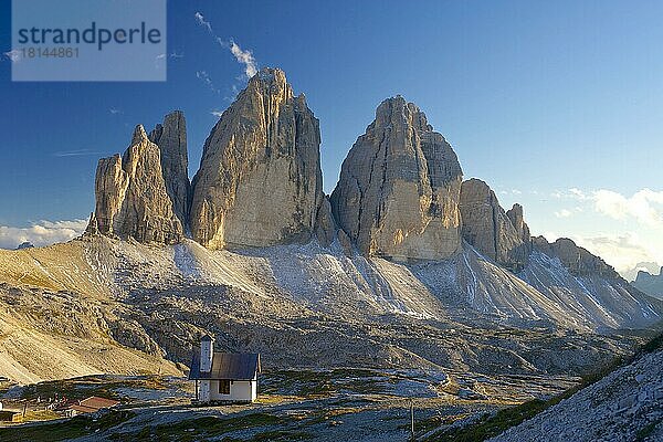 Kapelle der Dreizinnenhütte vor Nordwänden der Drei Zinnen  Sextener Dolomiten  Trentino-Südtirol  Italien  Europa