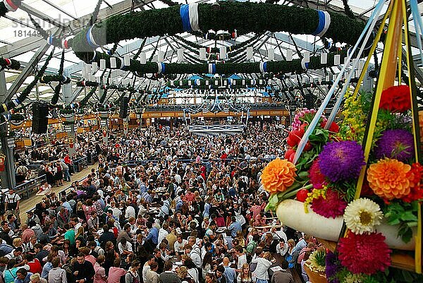 Oktoberfest  Bierzelt  München  Bayern  Deutschland  Europa