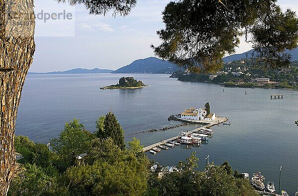 Blick von Kanoni auf Inseln Vlacherna mit Kloster  und Mäuseinsel  bei Kerkira  Korfu  Ionische Inseln  Griechenland  Europa