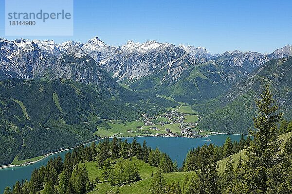 Blick auf den Achensee  Tirol  Österreich  Europa