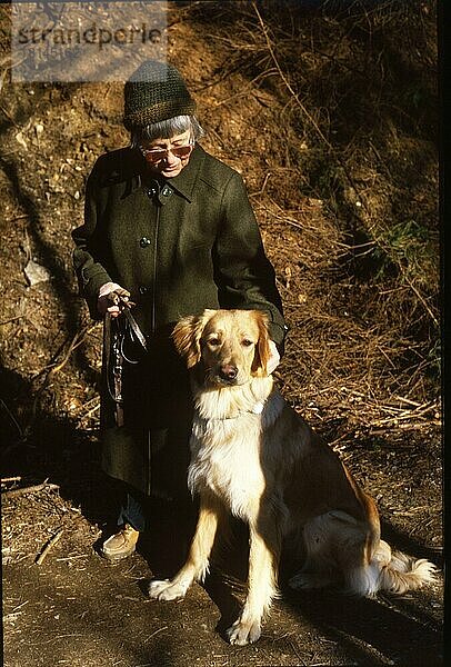 Iserlohn. Ältere Rentnerin mit Hund. 1981
