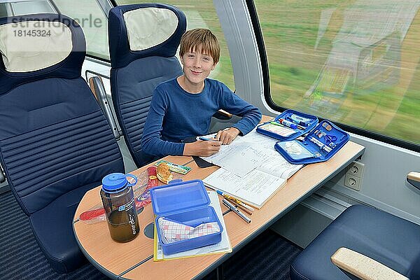 Junge in Zug  macht Hausaufgaben  Deutschland  Regionalexpress  Europa