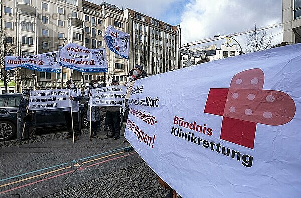 Aktivistischer Chor übergibt Unterschriften an Lauterbach  Bundesministerium für Gesundheit  Deutschland  Berlin  22. 02. 2022  Aktion  Europa