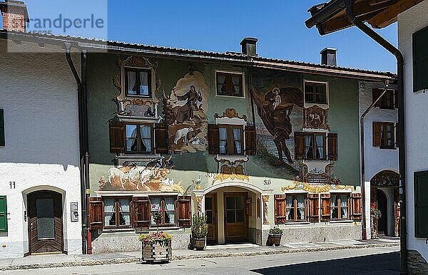 Lüftlmalerei mit dem hl. Antonius und Christophorus  Ballenhausgasse  Mittenwald  Werdenfelser Land  Oberbayern  Bayern  Deutschland  Europa