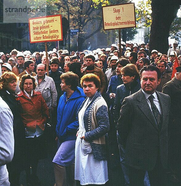 Dortmund. Hoesch-Stahlarbeiter bei Protesten ca. 1981