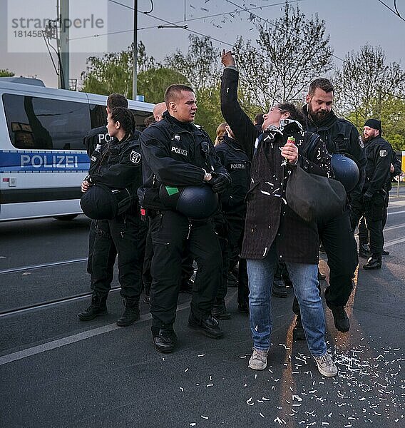 Deutschland  Berlin  30. 04. 2022  Mauerpark  Walpurgis  Demonstrantin einer feministisch anarchistischen Demo  Frau bewirft Polizisten mit Konfettistreifen  Europa