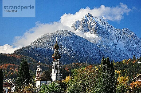 Wettersteinspitzen  Karwendelgebirge  Isartal  Mittenwald  Garmisch-Partenkirchen  Oberbayern  Bayern  Deutschland  Europa