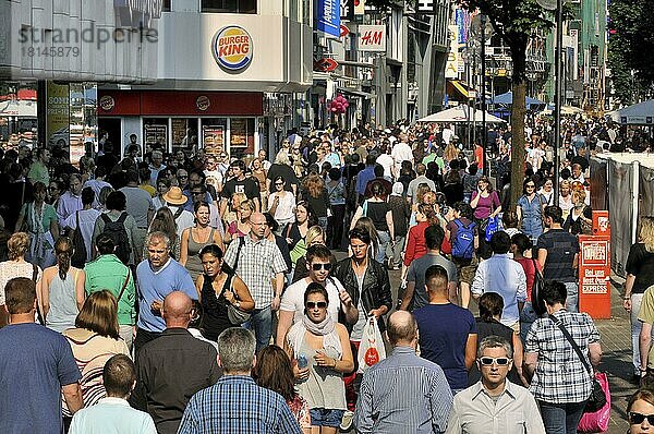 Menschenmenge  Einkaufsszone  Schildergasse  Köln  Nordrhein-Westfalen  Deutschland  Europa