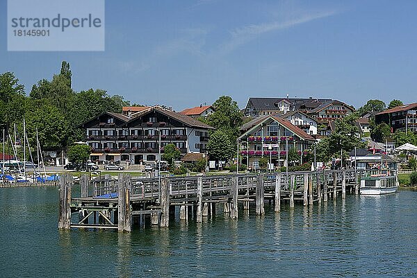 Blick auf Gstadt vom Boot aus  Juli  Chiemsee  Chiemgau  Bayern  Deutschland  Europa