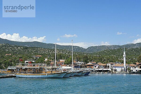 Ausflugsboot im Hafen von Ucagiz  Riviera  türkische Südküste  Türkei  Asien