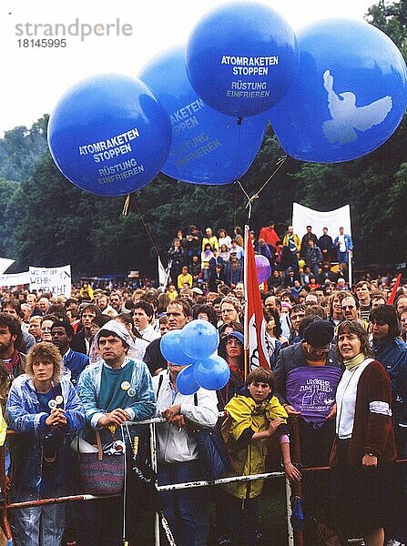 Bonn. Friedensdemo der 100.000 zum Hofgarten am 18.6.1987