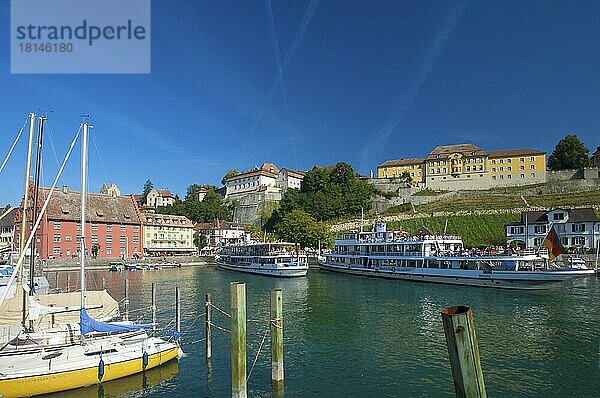 Ausflugsschiff im Hafen in Meersburg  Bodensee  Baden-Württemberg  Deutschland  Europa