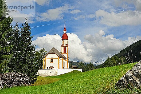 Bergwiese  Kirche  Gschnitztal  Tirol  Österreich  Europa