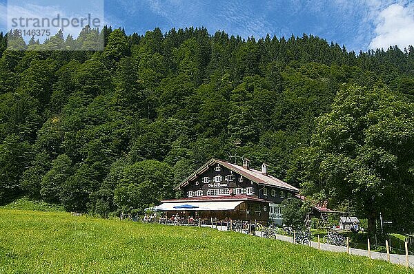 Traditionelles Bauernhaus im Hintersteintal  Bad Hindelang  Allgäu  Bayern  Deutschland  Europa
