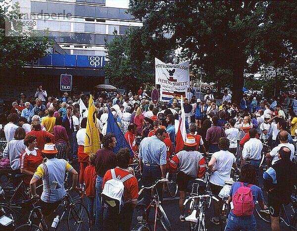 In which also numerous amateur cyclists participated on 7. 8. 1989. an der am 7. 1989 auch zahlreiche Amateurradfahrer teilnahmen. Hanover. Peace relay of cyclists from Paris to Moscow  Hannover. Friedensstaffel der Radfahrer von Paris nach Moskau