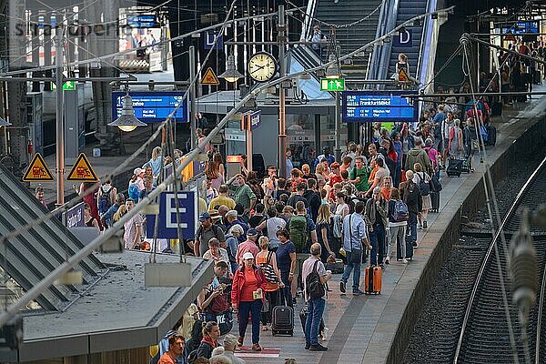 Wartende  Bahnsteig  Hauptbahnhof  Hamburg  Deutschland  Europa