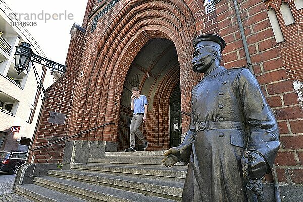 Statue  Hauptmann von Köpenick  Rathaus  Köpenick  Berlin  Deutschland  Europa